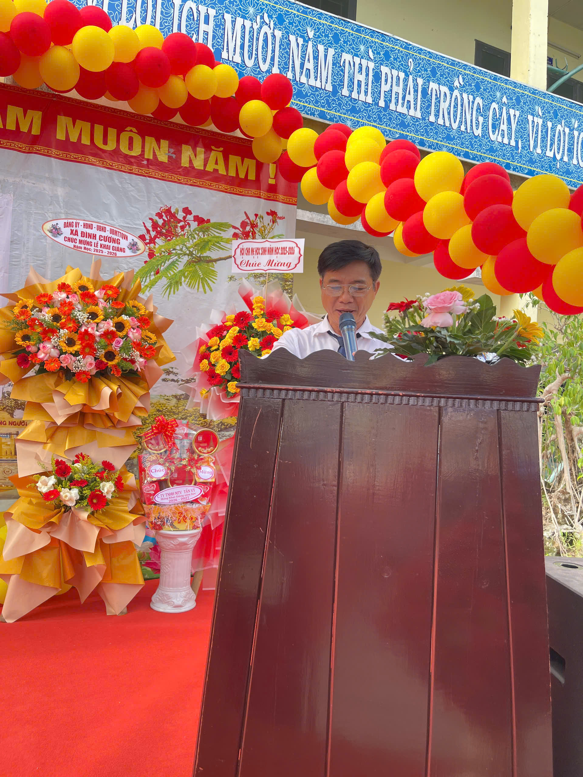 Thầy Hiệu trưởng phát biểu chào mừng năm học mới 2025-2026