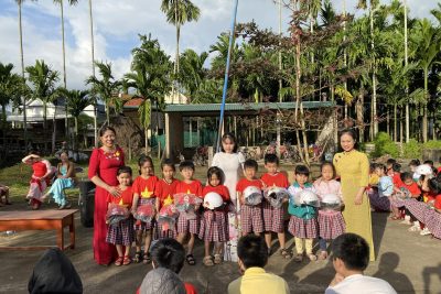 Trường TH Hành Thịnh tổ chức buổi tặng mũ bảo hiểm cho các em học sinh lớp 1 năm học 2023-2034