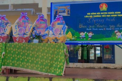 LIÊN ĐỘI TRƯỜNG TH HÀNH THỊNH TRAO QUÀ XUÂN YÊU THƯƠNG CHO HỌC SINH CÓ HOÀN CẢNH KHÓ KHĂN