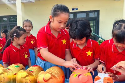 LIÊN ĐỘI TRƯỜNG TIỂU HỌC HÀNH THỊNH PHÁT ĐỘNG PHONG TRÀO NUÔI HEO ĐẤT VÌ BẠN NGHÈO